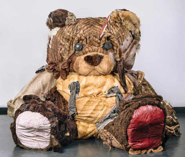 Šejla Kamerić
BFF, 2015
Second-hand fur, leather, fabric, used plastic bottles
165 x 270 x 210 cm
Courtesy Šejla Kamerić & Galerie Tanja Wagner
Foto: Edvin Kalić
Šejla Kamerić
BFF, 2015
Second-hand fur, leather, fabric, used plastic bottles
165 x 270 x 210 cm
Courtesy Šejla Kamerić & Galerie Tanja Wagner
Foto: Edvin Kalić