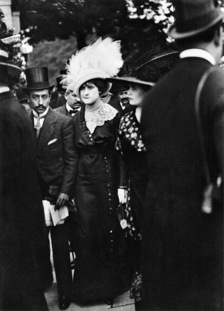 Jacques Henri Lartigue, ‘Le jour des Drags aux courses à Auteuil, Paris’, 1911, Photography, Silver gelatin print, °CLAIRbyKahn Galerie