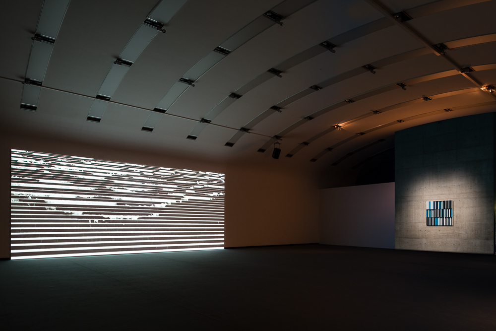 Installation view: Sarah Morris. Falls Never Breaks, Kunsthalle Wien 2016, © Photo: Jorit Aust Installation view: Sarah Morris. Falls Never Breaks, Kunsthalle Wien 2016, © Photo: Jorit Aust