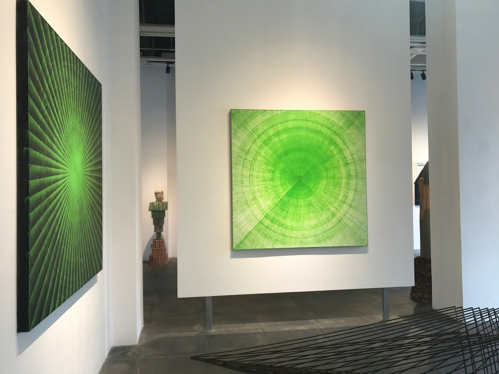 Wang Chengpu's impressions of lines dipped in oil on canvas and a glance of Chen Wen's phantasmagoric sculpture. Wang Chengpu's impressions of lines dipped in oil on canvas and a glance of Chen Wen's phantasmagoric sculpture.