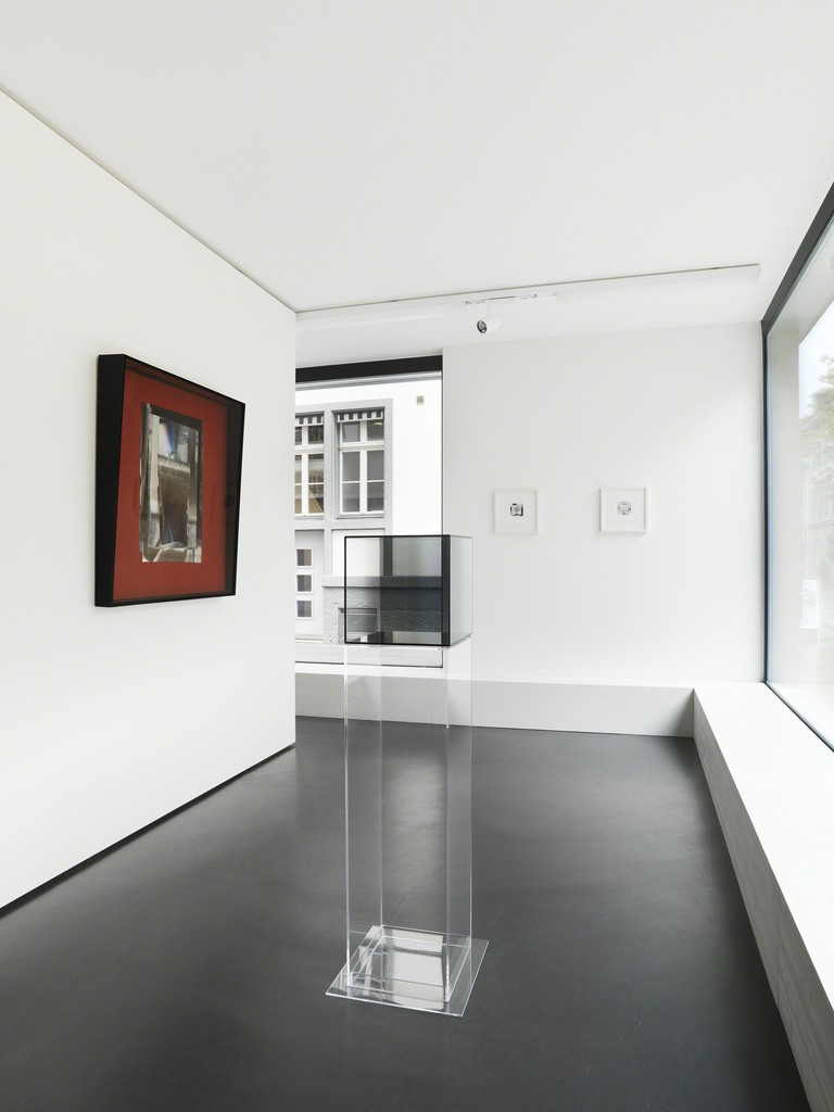 Installation View 2: Larry Bell 12 in. Cube #1, 2008; Mirage Work R27, 2007; Fraction 8435, 2000; Fraction 8737, 2000 (Photocredit Serge Hasenböhler, Basel) Installation View 2: Larry Bell 12 in. Cube #1, 2008; Mirage Work R27, 2007; Fraction 8435, 2000; Fraction 8737, 2000 (Photocredit Serge Hasenböhler, Basel)