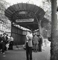 Entrée du métropolitain (Hector Guimard) - Entrée du métropolitain (candélabre Dervaux) - Colonne Morris et vespasienne - Manifestation du Front populaire à la place de la Bastille, 14 juillet - Paris