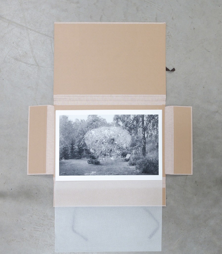 exhibition view: exclusive ESSZIMMER-Edition by wim Bosch: "Sommerhaus an der Havel" (engl.: Summer House on the Banks of the Havel), 2018 | Archival pigment print on Innova smooth Art 210 GSM rag paper, 29.7x40cm in acid free cardboard and linen | Edition of 30, each handstamped and signed exhibition view: exclusive ESSZIMMER-Edition by wim Bosch: "Sommerhaus an der Havel" (engl.: Summer House on the Banks of the Havel), 2018 | Archival pigment print on Innova smooth Art 210 GSM rag paper, 29.7x40cm in acid free cardboard and linen | Edition of 30, each handstamped and signed