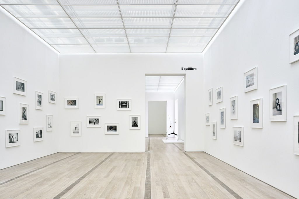 Installation view, "Alexander Calder & Fischli/Weiss," Fondation Beyeler, Riehen/Basel, Switzerland, 2016. Photo: Mark Niedermann Installation view, "Alexander Calder & Fischli/Weiss," Fondation Beyeler, Riehen/Basel, Switzerland, 2016. Photo: Mark Niedermann