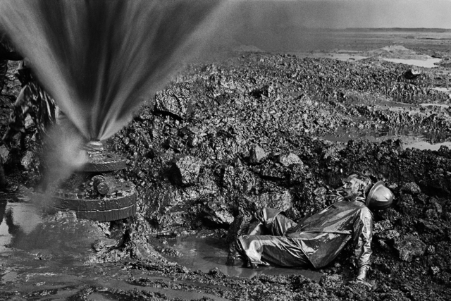 Sebastião Salgado, ‘Kuwait’, 1991, Robert Klein Gallery