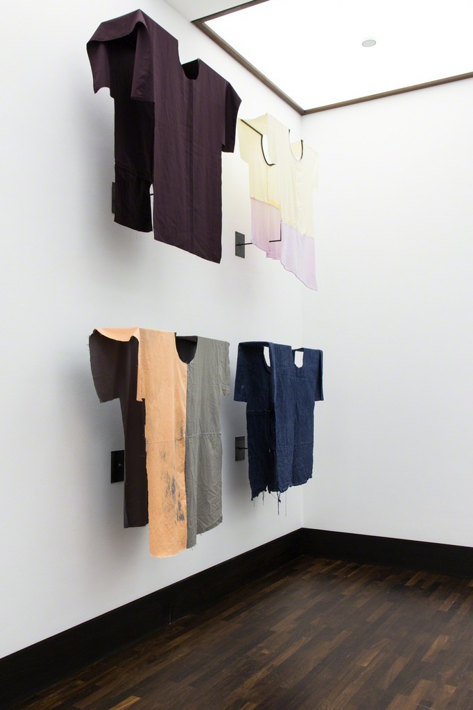 Felix Oehmann, T-Shirt, 2017, cloth, steel, each appr. 110 x 90 x 50 cm Felix Oehmann, T-Shirt, 2017, cloth, steel, each appr. 110 x 90 x 50 cm