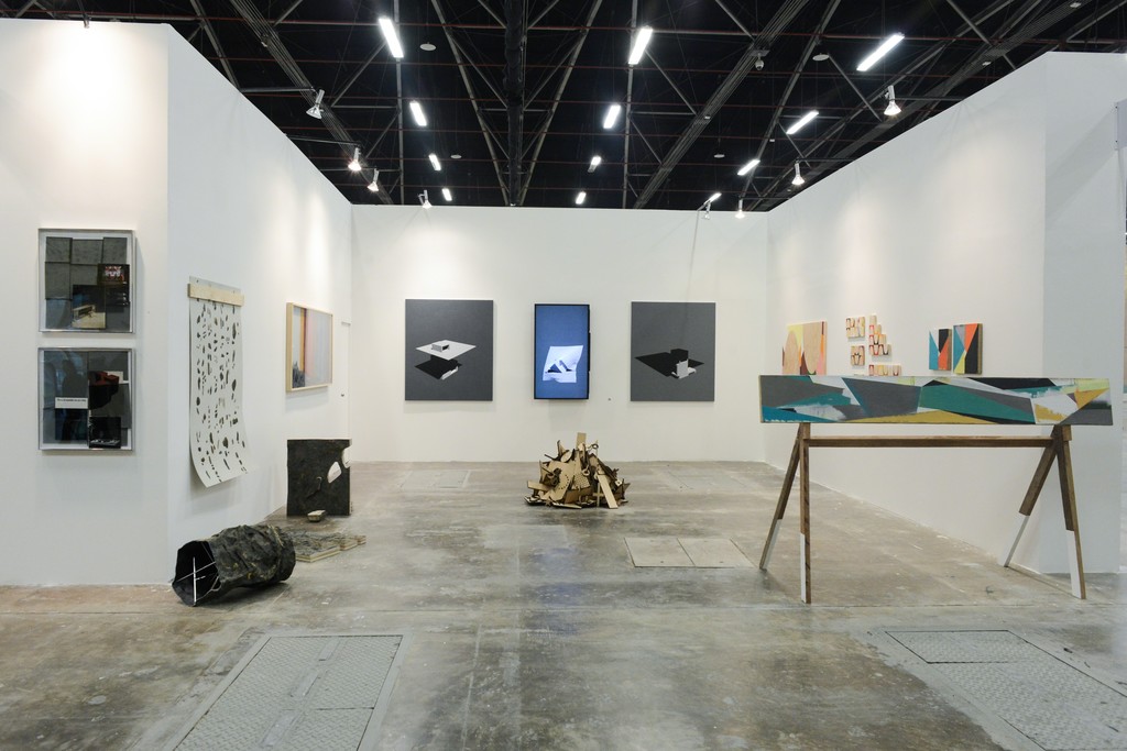 Left to right: Eduardo Consuegra (external wall), Fredy Alzate (floor and left wall), Colectivo Maski (left wall and floor center), Alberto Lezaca (front wall), Otto Berchem (right wall), Jaime Gili (right wall and painting on tressles) Left to right: Eduardo Consuegra (external wall), Fredy Alzate (floor and left wall), Colectivo Maski (left wall and floor center), Alberto Lezaca (front wall), Otto Berchem (right wall), Jaime Gili (right wall and painting on tressles)