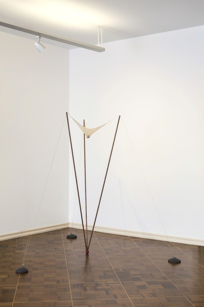 ERNESTO NETO
Título: Sem título
Ano: 1997
Dimensões: 170 x 175 x 180 cm
Material: Cobre, pano/tecido, poliamida ERNESTO NETO
Título: Sem título
Ano: 1997
Dimensões: 170 x 175 x 180 cm
Material: Cobre, pano/tecido, poliamida