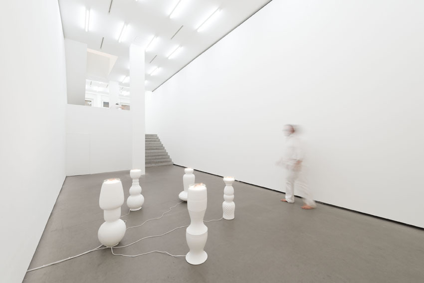 Glückliche Zeiten (Happy Times), Installation view, Galerie EIGEN + ART Berlin, Photo: Uwe Walter Glückliche Zeiten (Happy Times), Installation view, Galerie EIGEN + ART Berlin, Photo: Uwe Walter
