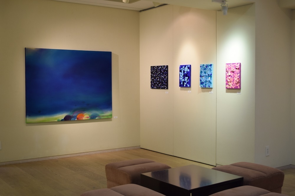 Emiko Aoki's works attract our attention by its bright colors and her unique matieres.
Her works are divided into three types, "EPIPHANY" / "PRESENCE" / "INFINITY".
She makes use of the reflection of light in the series "PRESENCE" and a large plane of colors and complex small planes harmonize well like a musical performance in the series "EPIPHANY". Vivid colors piled up on canvas make us think of a series of petal -infinite life-, in the series "INFINITY". Emiko Aoki's works attract our attention by its bright colors and her unique matieres.
Her works are divided into three types, "EPIPHANY" / "PRESENCE" / "INFINITY".
She makes use of the reflection of light in the series "PRESENCE" and a large plane of colors and complex small planes harmonize well like a musical performance in the series "EPIPHANY". Vivid colors piled up on canvas make us think of a series of petal -infinite life-, in the series "INFINITY".