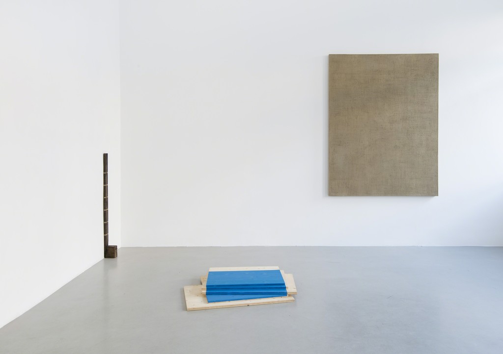 From left to right: Roger Ackling, Russell Maltz, Sven Braun. Installation shot 2015, group exhibition. Foto: Frank Kleinbach. From left to right: Roger Ackling, Russell Maltz, Sven Braun. Installation shot 2015, group exhibition. Foto: Frank Kleinbach.