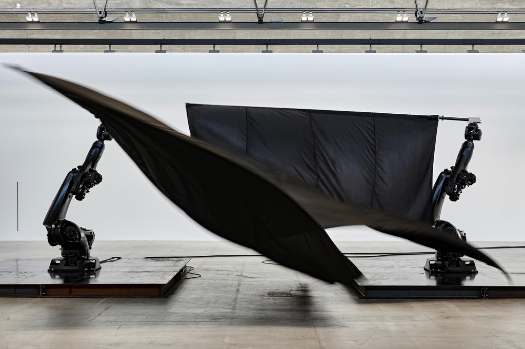 Black Flags, 2014
Readymade industrial robots,
nylon flags, carbon fiber flagpoles,
steel plates
Variable Dimensions
© William Forsythe. Photo by Thomas Lannes. Courtesy
Gagosian. Black Flags, 2014
Readymade industrial robots,
nylon flags, carbon fiber flagpoles,
steel plates
Variable Dimensions
© William Forsythe. Photo by Thomas Lannes. Courtesy
Gagosian.