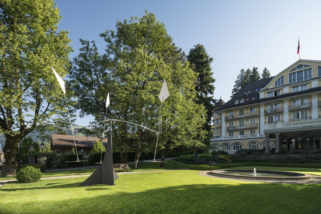 Alexander Calder, ‘3 flèches blanches’ (1965)
Installation view, Le Grand Bellevue, Untergstaadstrasse 17, Gstaad, Switzerland, 2016
© 2016 Calder Foundation, New York / DACS London
Courtesy Calder Foundation, New York / Art Resource,
New York and Hauser & Wirth
Photo: Jon Etter Alexander Calder, ‘3 flèches blanches’ (1965)
Installation view, Le Grand Bellevue, Untergstaadstrasse 17, Gstaad, Switzerland, 2016
© 2016 Calder Foundation, New York / DACS London
Courtesy Calder Foundation, New York / Art Resource,
New York and Hauser & Wirth
Photo: Jon Etter