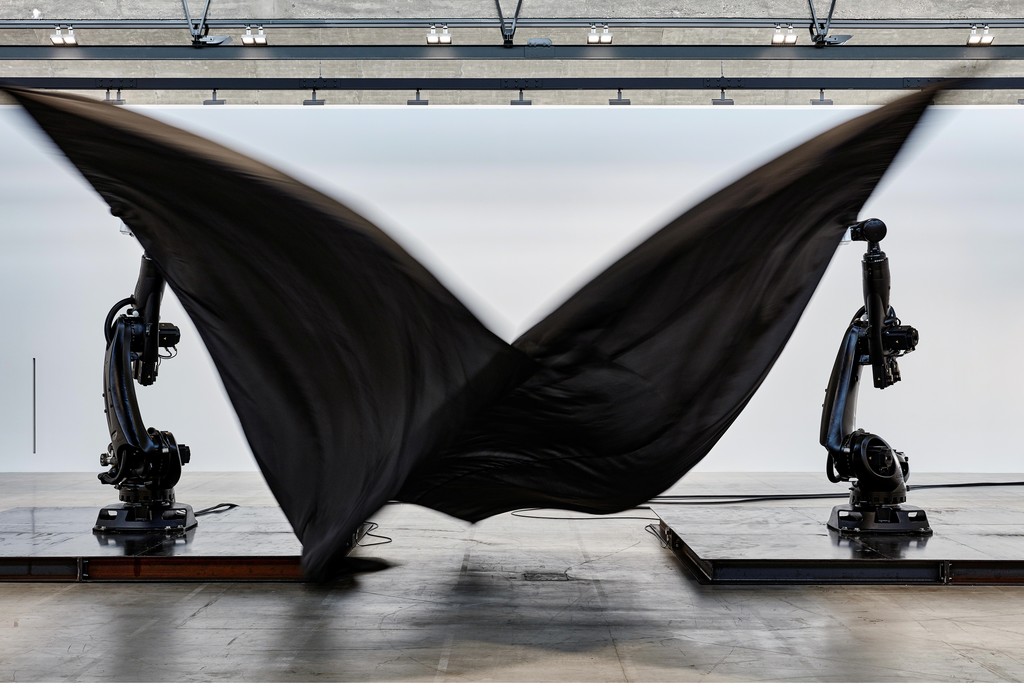 Black Flags, 2014
Readymade industrial robots,
nylon flags, carbon fiber flagpoles,
steel plates
Variable Dimensions
© William Forsythe. Photo by Thomas Lannes. Courtesy
Gagosian. Black Flags, 2014
Readymade industrial robots,
nylon flags, carbon fiber flagpoles,
steel plates
Variable Dimensions
© William Forsythe. Photo by Thomas Lannes. Courtesy
Gagosian.