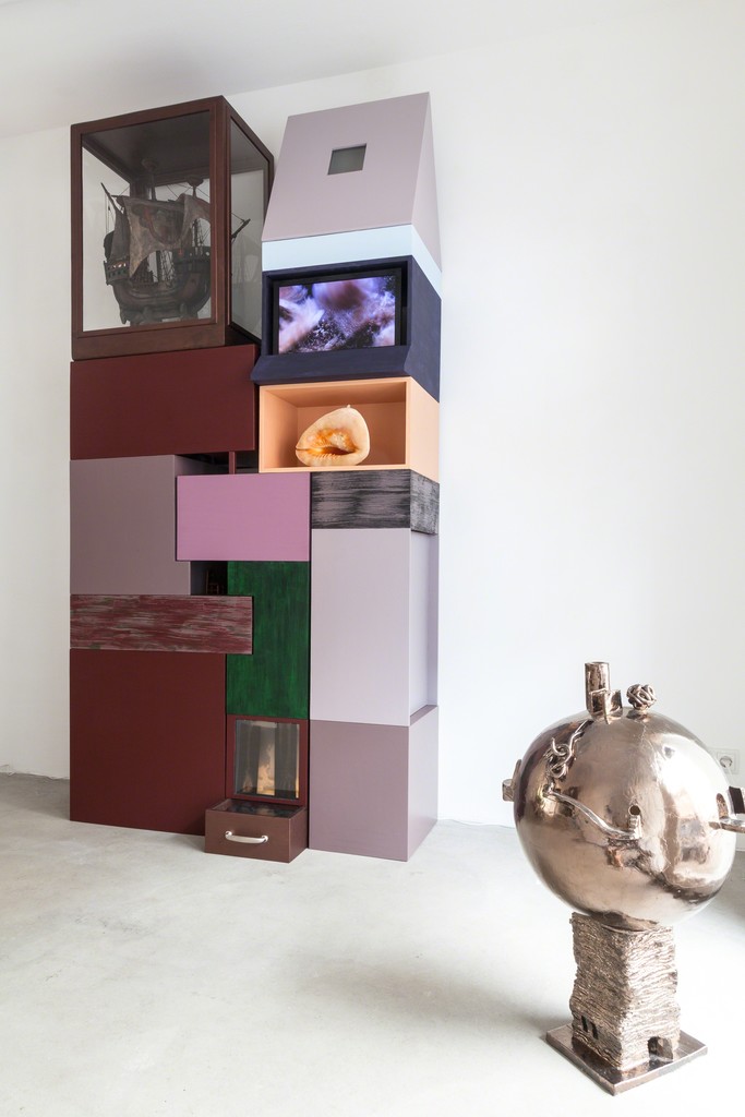 exhibition view: „Eroberungen 2“, 2016 | wood, acrylic, TV, video, light, paper, carbon, shell, fabric | 260 cm h | on the right: „Aufenthaltsraum“, 2006 | ceramics | 75 cm h | image: ©dasesszimmer exhibition view: „Eroberungen 2“, 2016 | wood, acrylic, TV, video, light, paper, carbon, shell, fabric | 260 cm h | on the right: „Aufenthaltsraum“, 2006 | ceramics | 75 cm h | image: ©dasesszimmer