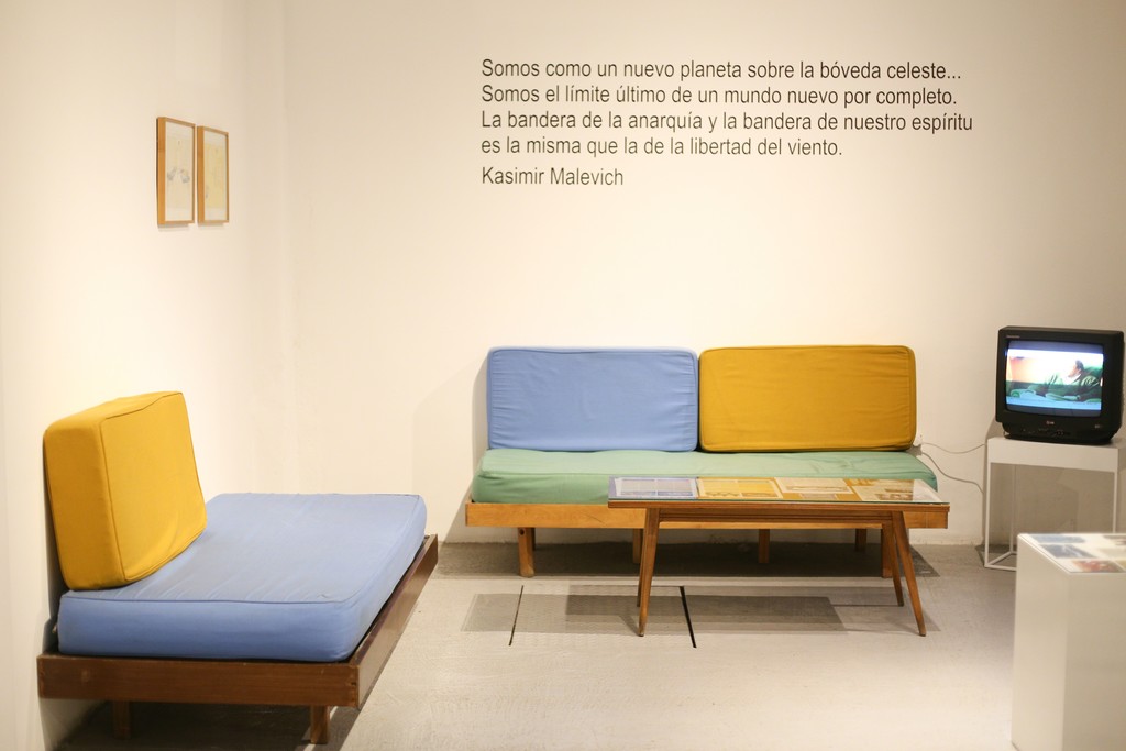 Venus, Installation.
The Venus Project was a self-managed micro-society organized within the framework of the crisis at the end of 2001 in Argentina. It was formed by a network of groups and individuals with the desire to generate common projects and exchange, through the web and their own currency, goods, services, skills and knowledge.
Venus, Installation.
The Venus Project was a self-managed micro-society organized within the framework of the crisis at the end of 2001 in Argentina. It was formed by a network of groups and individuals with the desire to generate common projects and exchange, through the web and their own currency, goods, services, skills and knowledge.