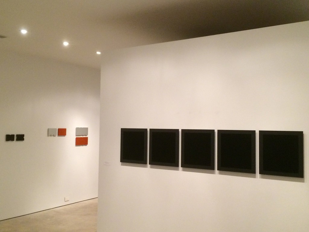 Vissers - various pieces on the far wall. Right: Tabatabai "Thread Painting 2015-3 (2015) Vissers - various pieces on the far wall. Right: Tabatabai "Thread Painting 2015-3 (2015)