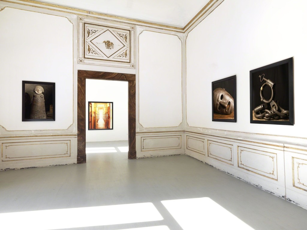 Andres Serrano - Torture - Partial view of the exhibition - February 2017 - Galleria Alfonso Artiaco, Napoli Andres Serrano - Torture - Partial view of the exhibition - February 2017 - Galleria Alfonso Artiaco, Napoli