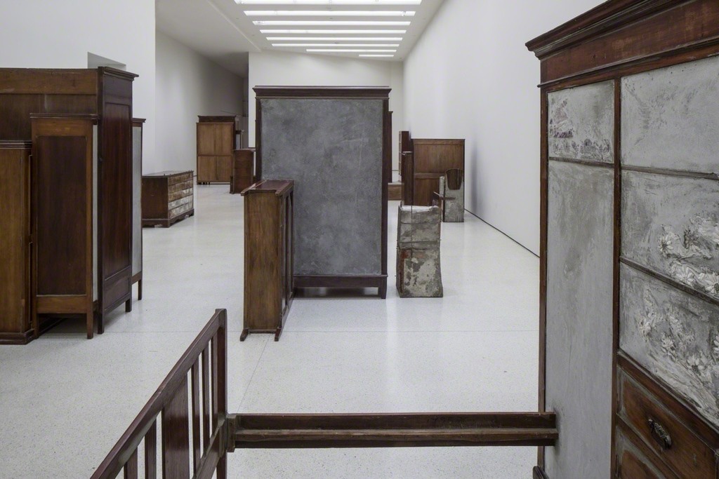Installation view: Doris Salcedo, Solomon R. Guggenheim Museum, New York, June 26–October 12, 2015 Photo: David Heald © Solomon R. Guggenheim Foundation Installation view: Doris Salcedo, Solomon R. Guggenheim Museum, New York, June 26–October 12, 2015 Photo: David Heald © Solomon R. Guggenheim Foundation