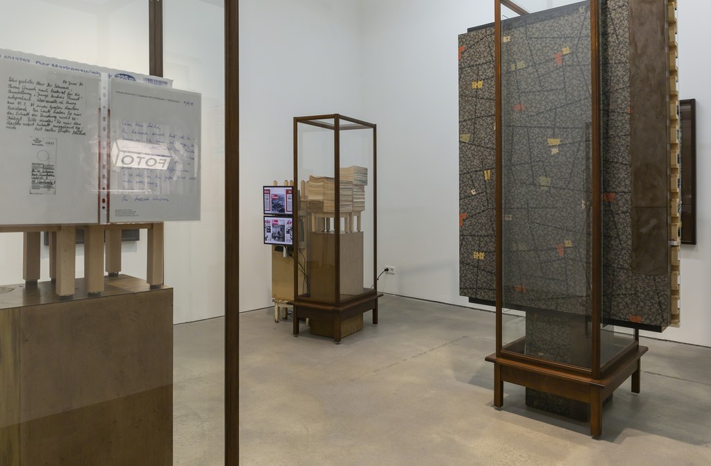 Installation view, 'Reinhard Mucha Unnötig - Das Ende vom Lied', Sprüth Magers Berlin, April 27 - July 27, 2019; Photography: Timo Ohler Installation view, 'Reinhard Mucha Unnötig - Das Ende vom Lied', Sprüth Magers Berlin, April 27 - July 27, 2019; Photography: Timo Ohler