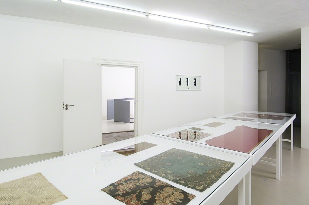Installation view: textiles from the collection of Seth Siegelaub, courtesy of Stichting Egress Foundation Amsterdam, and KP Brehmer, Anteile Einkommens- Klassen in den USA 1979, courtesy of Vilma Gold London (photography by Jhoeko). Installation view: textiles from the collection of Seth Siegelaub, courtesy of Stichting Egress Foundation Amsterdam, and KP Brehmer, Anteile Einkommens- Klassen in den USA 1979, courtesy of Vilma Gold London (photography by Jhoeko).