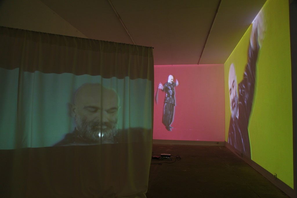 Kinto Dreams
3 channel video installation
2017 Kinto Dreams
3 channel video installation
2017