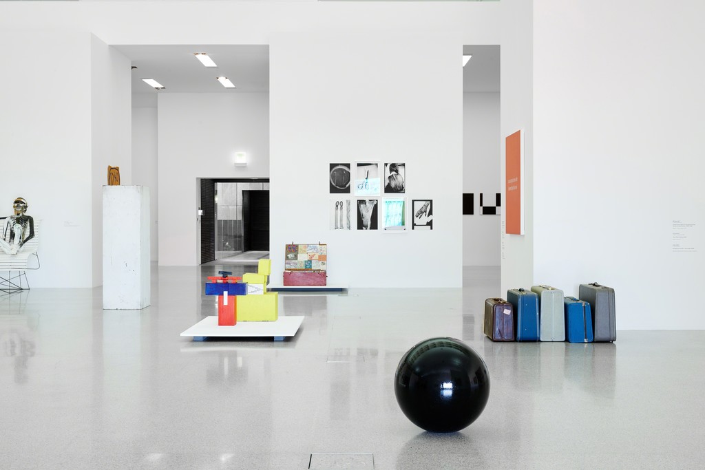 Ausstellungsansicht / Exhibition view
Klassentreffen. Werke aus der Sammlung Gaby und Wilhelm Schürmann / Class Reunion. Works from the Gaby and Wilhelm Schürmann Collection, 23.6.–11.11.2018, mumok Museum moderner Kunst Stiftung Ludwig Wien
Photo: Christian Benesch, © mumok
Ausstellungsansicht / Exhibition view
Klassentreffen. Werke aus der Sammlung Gaby und Wilhelm Schürmann / Class Reunion. Works from the Gaby and Wilhelm Schürmann Collection, 23.6.–11.11.2018, mumok Museum moderner Kunst Stiftung Ludwig Wien
Photo: Christian Benesch, © mumok