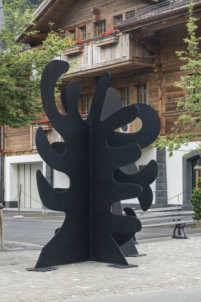 Alexander Calder, ‘Tripes’ (1974)
Installation view, Promenade 66, Gstaad, Switzerland, 2016
© 2016 Calder Foundation, New York / DACS London
Courtesy Calder Foundation, New York / Art Resource,
New York and Hauser & Wirth
Photo: Jon Etter Alexander Calder, ‘Tripes’ (1974)
Installation view, Promenade 66, Gstaad, Switzerland, 2016
© 2016 Calder Foundation, New York / DACS London
Courtesy Calder Foundation, New York / Art Resource,
New York and Hauser & Wirth
Photo: Jon Etter