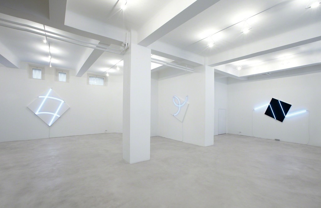 (from left to right)
Cruibes n°16, 2013 /
Acrilico su tela e neon bianco, 212x212 cm /
La fuite enchantée des Beaux-Arts n° 6, 2014 / Acrilico su tela e neon blu, 134x134 cm /
Contresens n°1, 2014 /
Acrilico su tela e neon bianco, 133x274 cm /
Partial view of the exhibition / A arte Invernizzi, Milano /
Courtesy A arte Invernizzi, Milano / Foto Bruno Bani, Milano
(from left to right)
Cruibes n°16, 2013 /
Acrilico su tela e neon bianco, 212x212 cm /
La fuite enchantée des Beaux-Arts n° 6, 2014 / Acrilico su tela e neon blu, 134x134 cm /
Contresens n°1, 2014 /
Acrilico su tela e neon bianco, 133x274 cm /
Partial view of the exhibition / A arte Invernizzi, Milano /
Courtesy A arte Invernizzi, Milano / Foto Bruno Bani, Milano