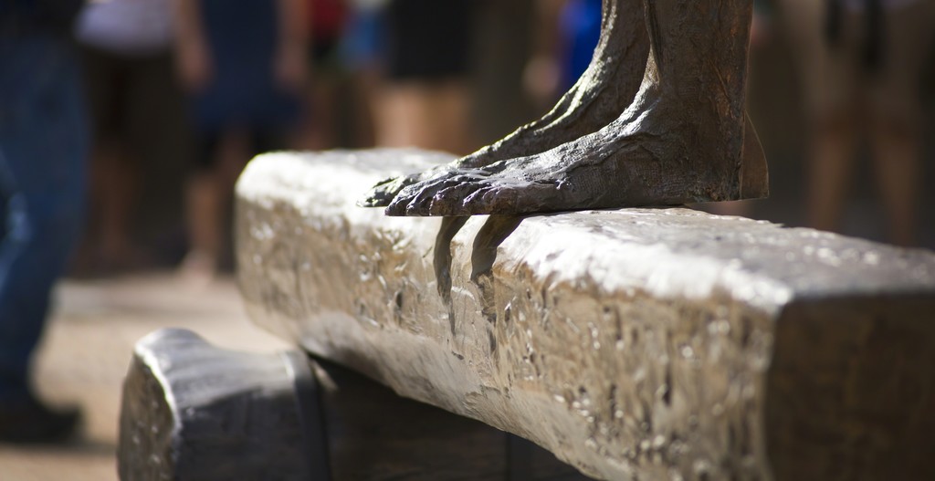 Magdalena Abakanowicz, Detail of Figure on a Trunk, 2000. Photo by Robert Boland. Courtesy of Landmarks, the public art program of The University of Texas at Austin. Magdalena Abakanowicz, Detail of Figure on a Trunk, 2000. Photo by Robert Boland. Courtesy of Landmarks, the public art program of The University of Texas at Austin.