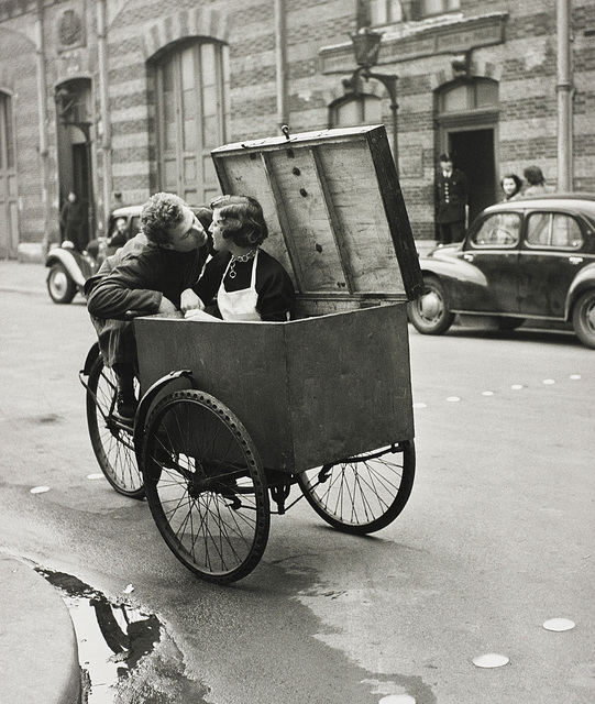 Robert Doisneau, ‘Le baiser blotto’, 1950, Photography, Gelatin silver print, printed later., Phillips