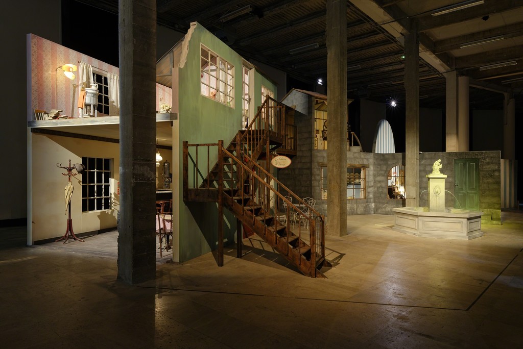Ragnar Kjartansson, Bonjour, 2015. Coproduction Palais de Tokyo ; Festival d’Automne à Paris. Exhibition view « Seul Celui qui Connaît le Désir », Palais de Tokyo, Paris, 2015. Courtesy of the artist and Luhring Augustine (New York); I8 Gallery (Reykjavik). Photo : Aurélien Mole. Ragnar Kjartansson, Bonjour, 2015. Coproduction Palais de Tokyo ; Festival d’Automne à Paris. Exhibition view « Seul Celui qui Connaît le Désir », Palais de Tokyo, Paris, 2015. Courtesy of the artist and Luhring Augustine (New York); I8 Gallery (Reykjavik). Photo : Aurélien Mole.
