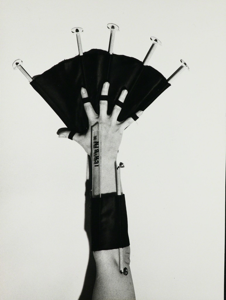 Touch Instrument I am (Finger fan), 1976, Archive Galerie Grita Insam Touch Instrument I am (Finger fan), 1976, Archive Galerie Grita Insam