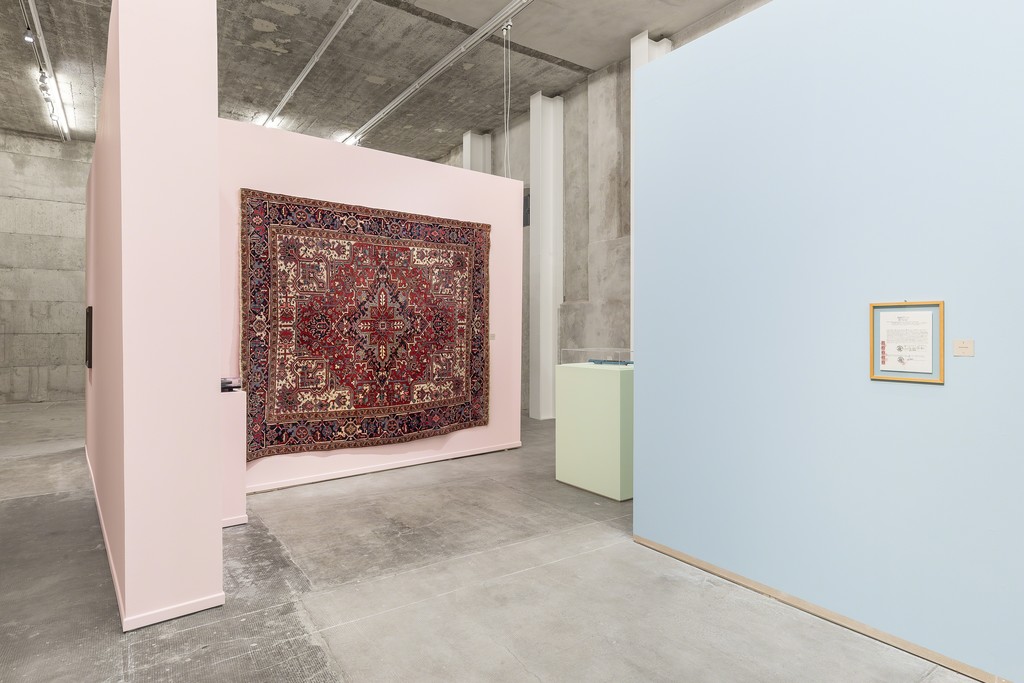 Exhibition view at Fondazione Prada – Milano
From left to right:
Richard Artschwager Stolen Rug, 1969 carpet
Andreas Slominski Stolen Pump, 1998 metal, rubber
Maurizio Cattelan Untitled, 1991
ink and stamps on paper
Photo Delfino Sisto Legnani Studio
Courtesy Fondazione Prada Exhibition view at Fondazione Prada – Milano
From left to right:
Richard Artschwager Stolen Rug, 1969 carpet
Andreas Slominski Stolen Pump, 1998 metal, rubber
Maurizio Cattelan Untitled, 1991
ink and stamps on paper
Photo Delfino Sisto Legnani Studio
Courtesy Fondazione Prada