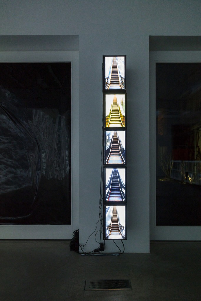 „Don’t miss the next step“, Multiple, Videoloop on Digiframe 15“ in box | image: ©dasesszimmer „Don’t miss the next step“, Multiple, Videoloop on Digiframe 15“ in box | image: ©dasesszimmer