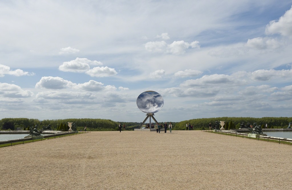 Anish Kapoor, "Sky Mirror" (2013). Château de Versailles. Courtesy Kapoor Studio, Kamel Mennour and Lisson Gallery, © Tadzio Anish Kapoor, "Sky Mirror" (2013). Château de Versailles. Courtesy Kapoor Studio, Kamel Mennour and Lisson Gallery, © Tadzio