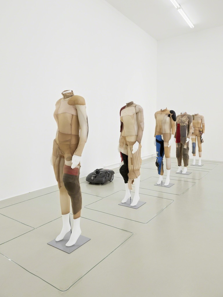 Alexandra Bircken »New Model Army 1–5«, 2016
installation view Kunstverein Hannover, 2016
Photo: Raimund Zakowski
Courtesy BQ, Berlin, und Herald St, London Alexandra Bircken »New Model Army 1–5«, 2016
installation view Kunstverein Hannover, 2016
Photo: Raimund Zakowski
Courtesy BQ, Berlin, und Herald St, London