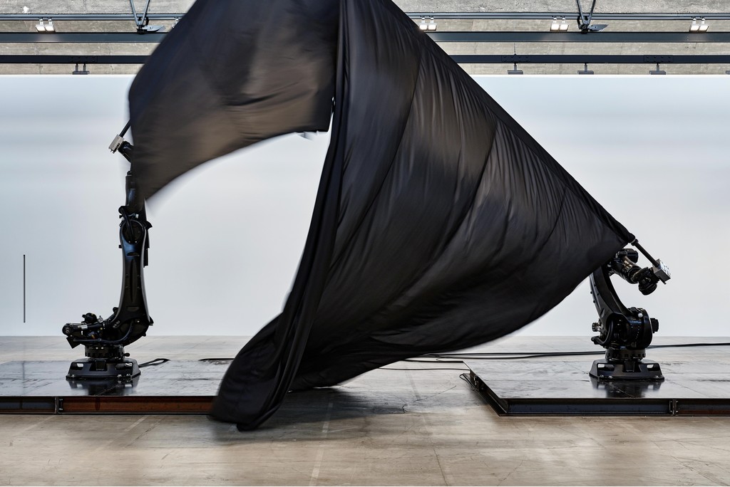 Black Flags, 2014
Readymade industrial robots,
nylon flags, carbon fiber flagpoles,
steel plates
Variable Dimensions
© William Forsythe. Photo by Thomas Lannes. Courtesy
Gagosian. Black Flags, 2014
Readymade industrial robots,
nylon flags, carbon fiber flagpoles,
steel plates
Variable Dimensions
© William Forsythe. Photo by Thomas Lannes. Courtesy
Gagosian.