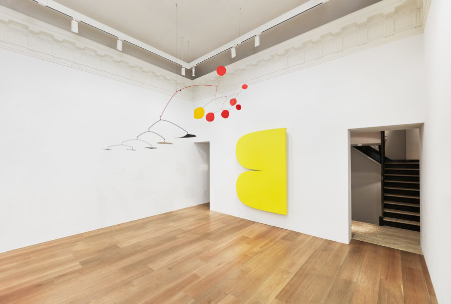 Installation view, Calder / Kelly. Photo: Tom Powel Imaging. All Alexander Calder artworks © 2018 Calder Foundation, New York / Artists Rights Society (ARS), New York. Courtesy Calder Foundation, New York. All Ellsworth Kelly artworks © Ellsworth Kelly Foundation. Courtesy Ellsworth Kelly Studio. Installation view, Calder / Kelly. Photo: Tom Powel Imaging. All Alexander Calder artworks © 2018 Calder Foundation, New York / Artists Rights Society (ARS), New York. Courtesy Calder Foundation, New York. All Ellsworth Kelly artworks © Ellsworth Kelly Foundation. Courtesy Ellsworth Kelly Studio.