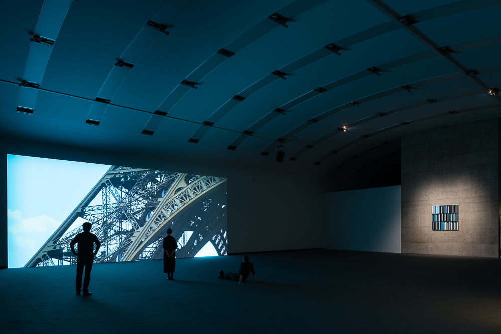 Installation view: Sarah Morris. Falls Never Breaks, Kunsthalle Wien 2016, © Photo: Jorit Aust Installation view: Sarah Morris. Falls Never Breaks, Kunsthalle Wien 2016, © Photo: Jorit Aust