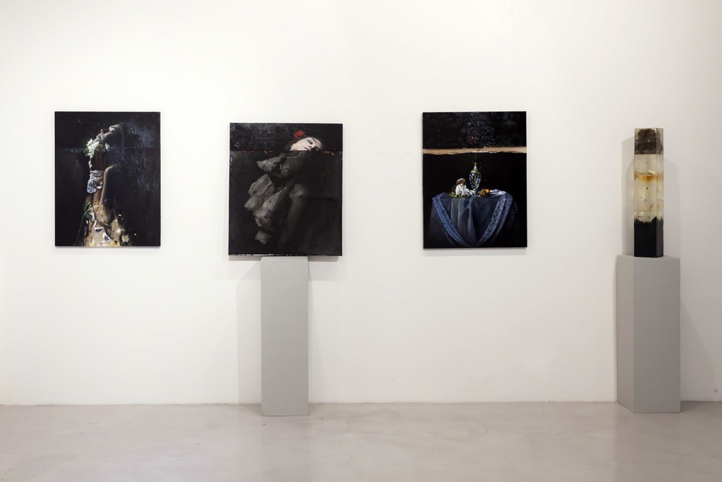 Luis Gomez de Teran, "Dalia", 2018, oil on board, resin, petals of white Dahlia, lace, cm 70x90
"Florilegio", 2018, oil on board, plaster, resin, petals of Rosa, 90x75cm
"Cose che dimentico", 2018, oil on board, resin, petals of Aster, 90x70cm
"Ultima cena", wood, resin, bread, mold, 85x15x15cm Luis Gomez de Teran, "Dalia", 2018, oil on board, resin, petals of white Dahlia, lace, cm 70x90
"Florilegio", 2018, oil on board, plaster, resin, petals of Rosa, 90x75cm
"Cose che dimentico", 2018, oil on board, resin, petals of Aster, 90x70cm
"Ultima cena", wood, resin, bread, mold, 85x15x15cm