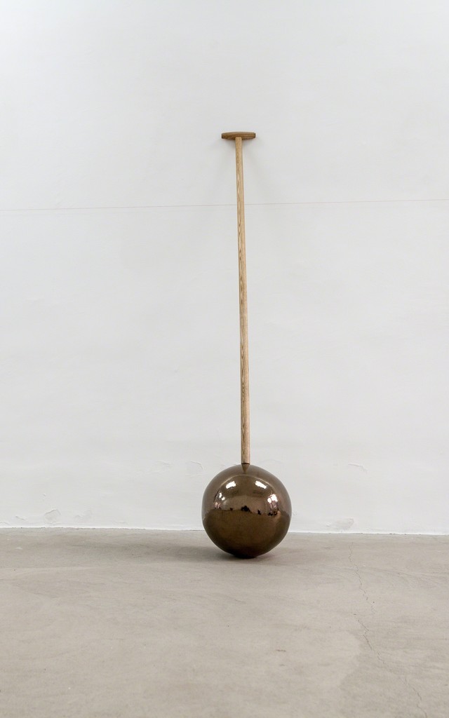 Magdalena Gerber, "Kugelschwarber", 2013, ceramic, unique copy | image: ©dasesszimmer Magdalena Gerber, "Kugelschwarber", 2013, ceramic, unique copy | image: ©dasesszimmer