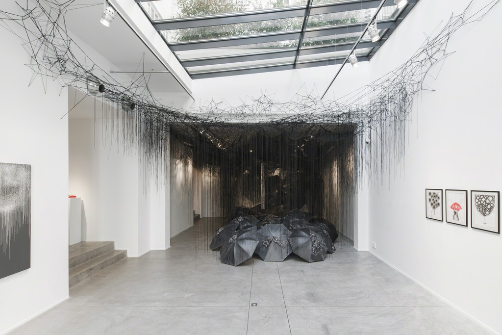 Black Rain - Solo Show Chiharu Shiota at Gallery Templon Brussels
(c)Isabelle Arthuis Black Rain - Solo Show Chiharu Shiota at Gallery Templon Brussels
(c)Isabelle Arthuis