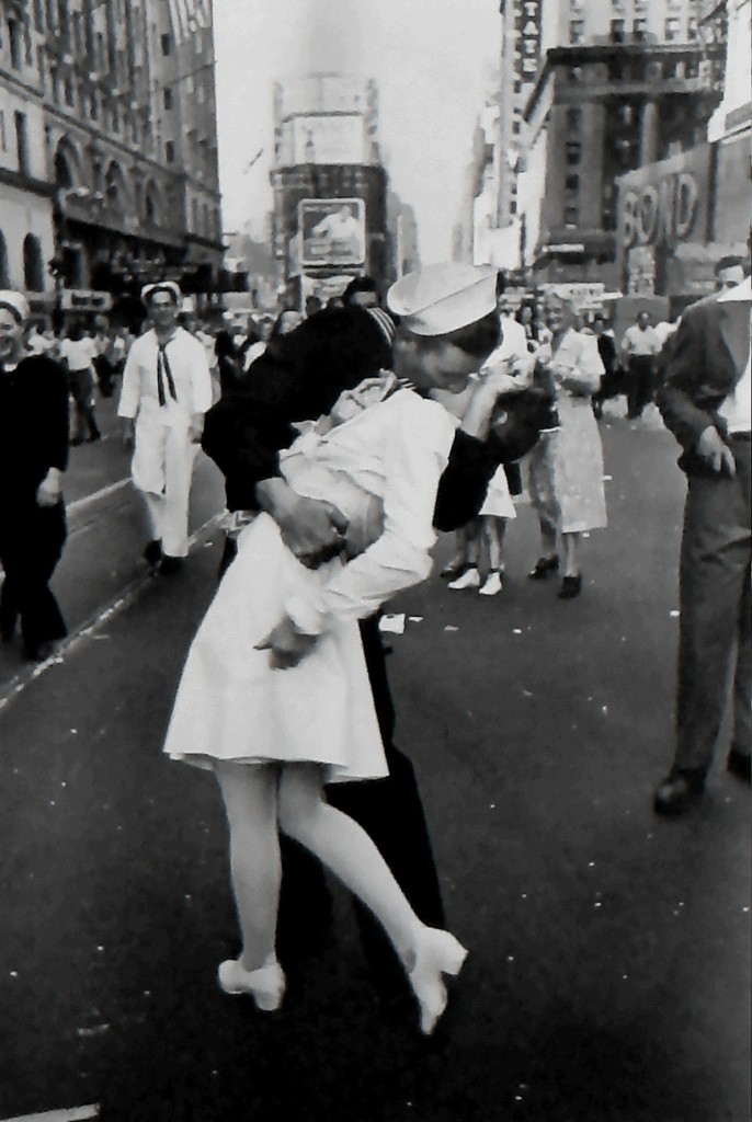 alfred eisenstaedt vj day photo