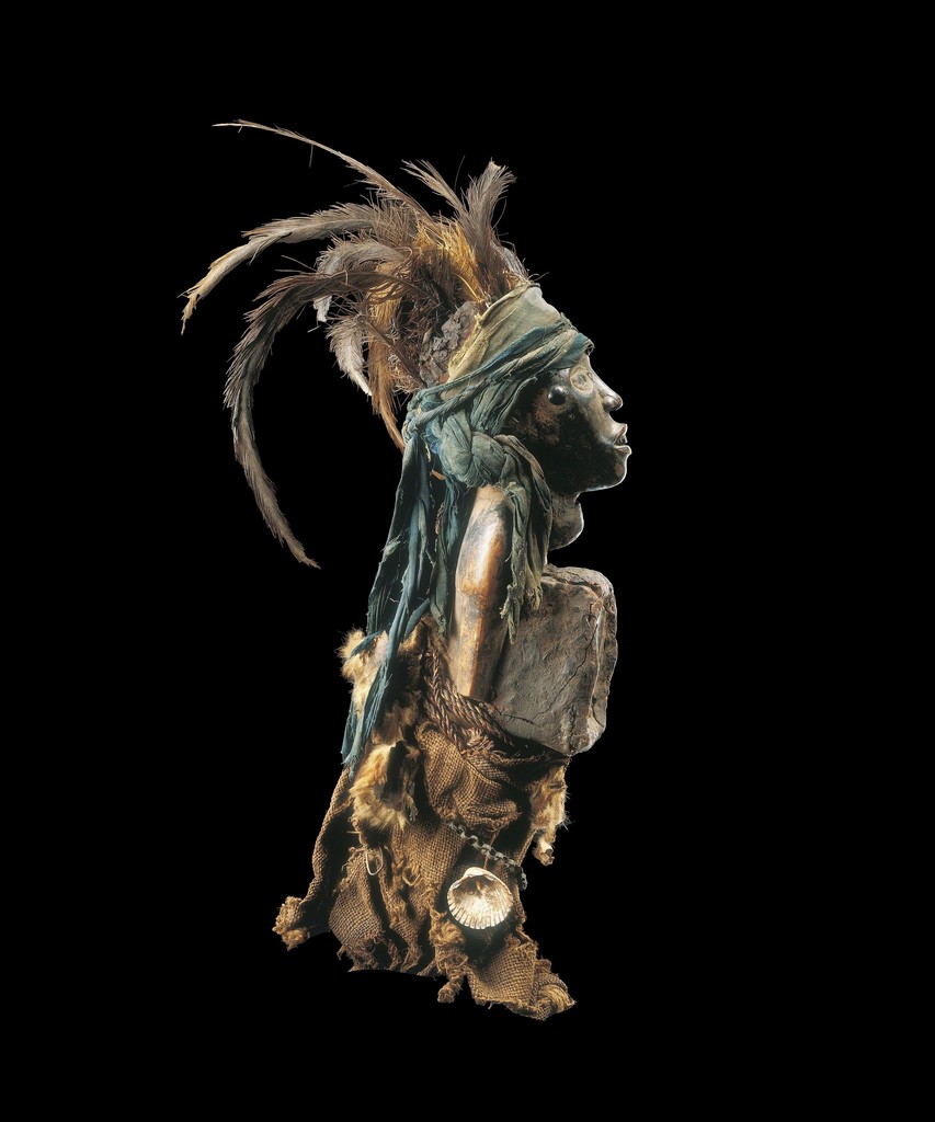 KONGO
RÉPUBLIQUE DÉMOCRATIQUE DU CONGO
Statuette nkisi
Bois, plumes, fibres végétales, matières composites, coquillage, métal, miroir, peau et pigments
H.: 38cm
Inv.n°0004
Collectée par Robert Visser en 1903.
© Archives Musée Dapper - Photo Hughes Dubois. KONGO
RÉPUBLIQUE DÉMOCRATIQUE DU CONGO
Statuette nkisi
Bois, plumes, fibres végétales, matières composites, coquillage, métal, miroir, peau et pigments
H.: 38cm
Inv.n°0004
Collectée par Robert Visser en 1903.
© Archives Musée Dapper - Photo Hughes Dubois.
