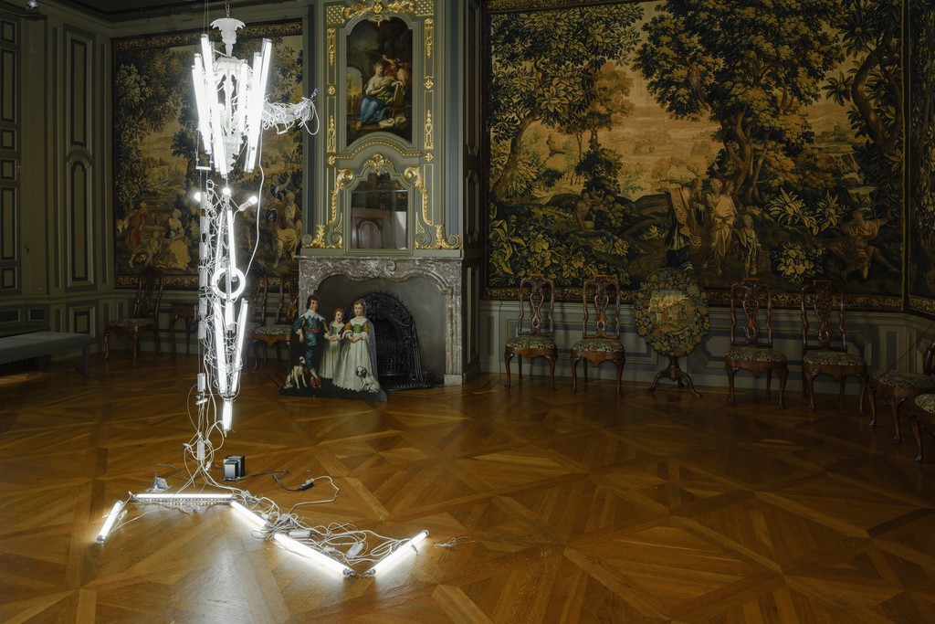 Yuichi Higashionna, Cesendello or Jack and the Beanstalk, 2015. Fluorescent lights, glass, led bubls, ballasts.
Courtesy: Fondazione Berengo.
Photo credit: Peter Cox. Yuichi Higashionna, Cesendello or Jack and the Beanstalk, 2015. Fluorescent lights, glass, led bubls, ballasts.
Courtesy: Fondazione Berengo.
Photo credit: Peter Cox.