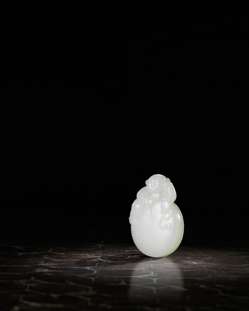 Unknown Chinese, ‘A white jade pendant depicting a boy clambering on a large drum 白玉彫「童子戲鼓」佩’, 1736-1795, Rasti Chinese Art