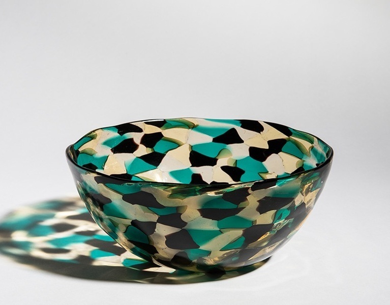 "Murrine triangolari" bowl, circa 1953.
Fulvio Bianconi (1915-1996) for Venini, Murano (IT).
Fused glass elements. 21 x 9.5 cm. "Murrine triangolari" bowl, circa 1953.
Fulvio Bianconi (1915-1996) for Venini, Murano (IT).
Fused glass elements. 21 x 9.5 cm.