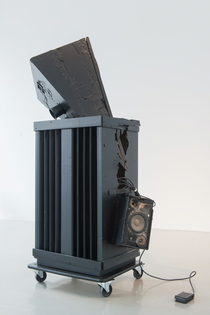 WARREN NEIDICH, The Infinite Replay of One’s Own Self Destruction #1,
2014, noise installation, appx. 160 x 99 x 57 cm WARREN NEIDICH, The Infinite Replay of One’s Own Self Destruction #1,
2014, noise installation, appx. 160 x 99 x 57 cm