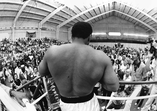 Chris Smith, ‘Ali Addresses Fans’, 1980, Photography, Silver gelatin fibre based print, Alon Zakaim Fine Art